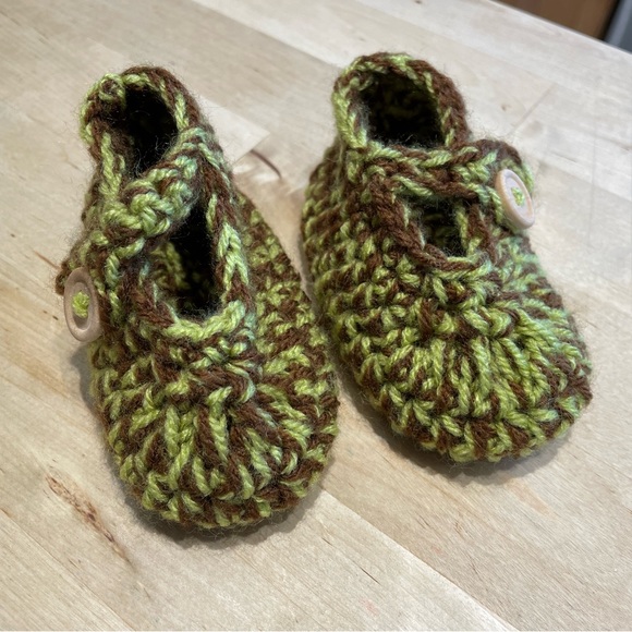 Knitted baby booties with straps and wooden buttons in green and brown - Picture 3 of 6